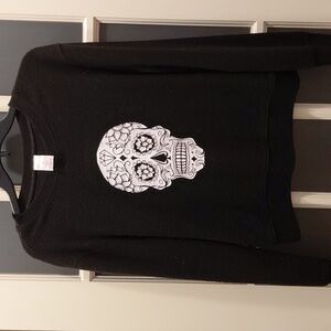 "No Boundaries" Sz.M, Black &White, Fleece Sweatshirt with floral skull. Great..